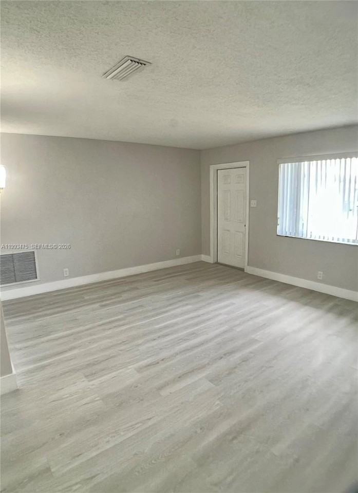 6990 Nw 17th St - Photo 4 of 19