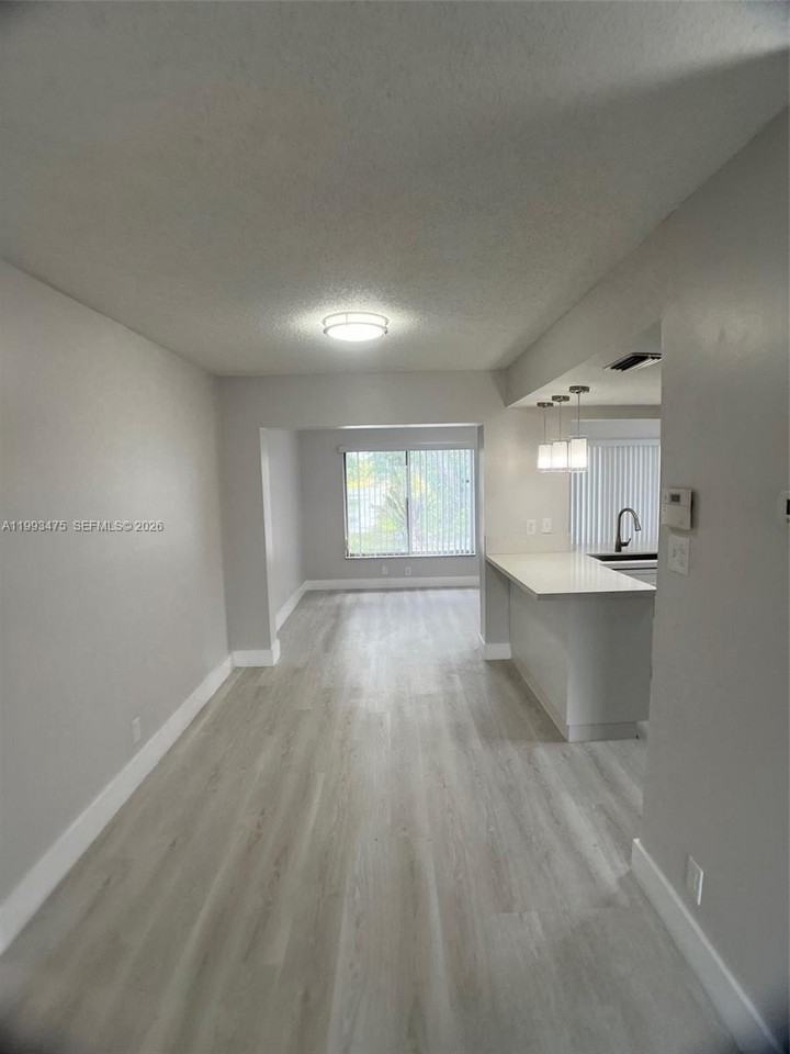 6990 Nw 17th St - Photo 5 of 19