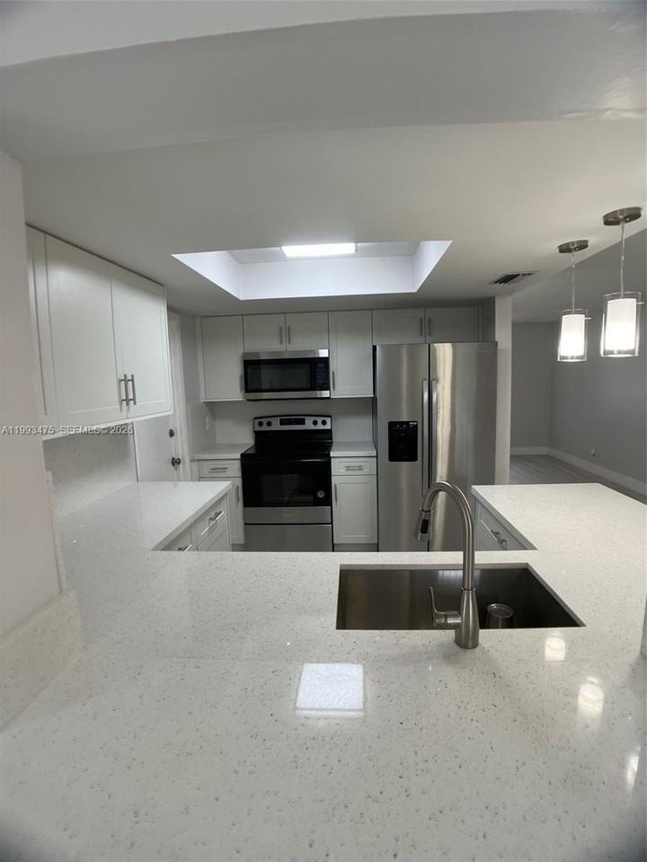 6990 Nw 17th St - Photo 6 of 19