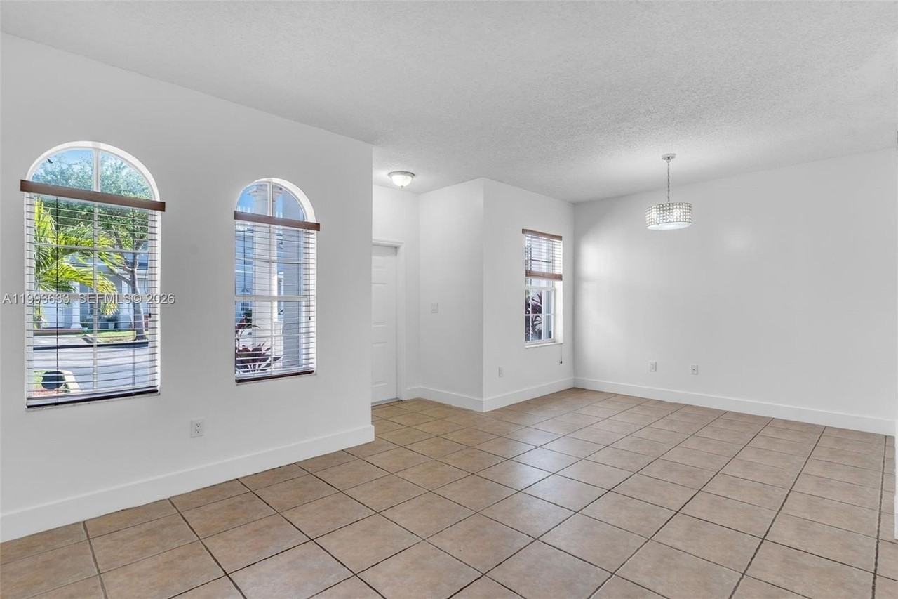 5240 Nw 109th Ave #4 - Photo 4 of 23