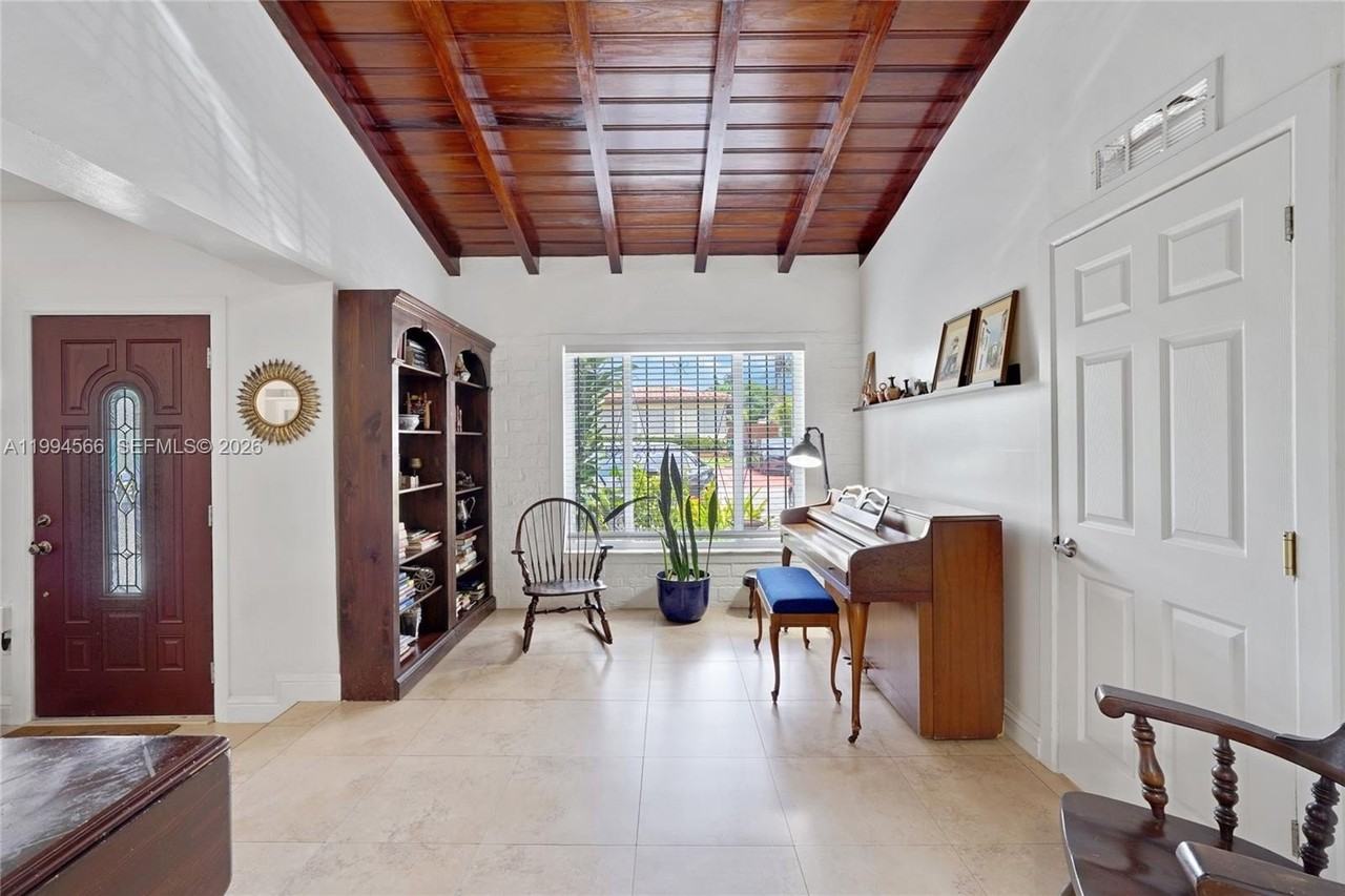 2834 Sw 33rd Ave - Photo 2 of 39