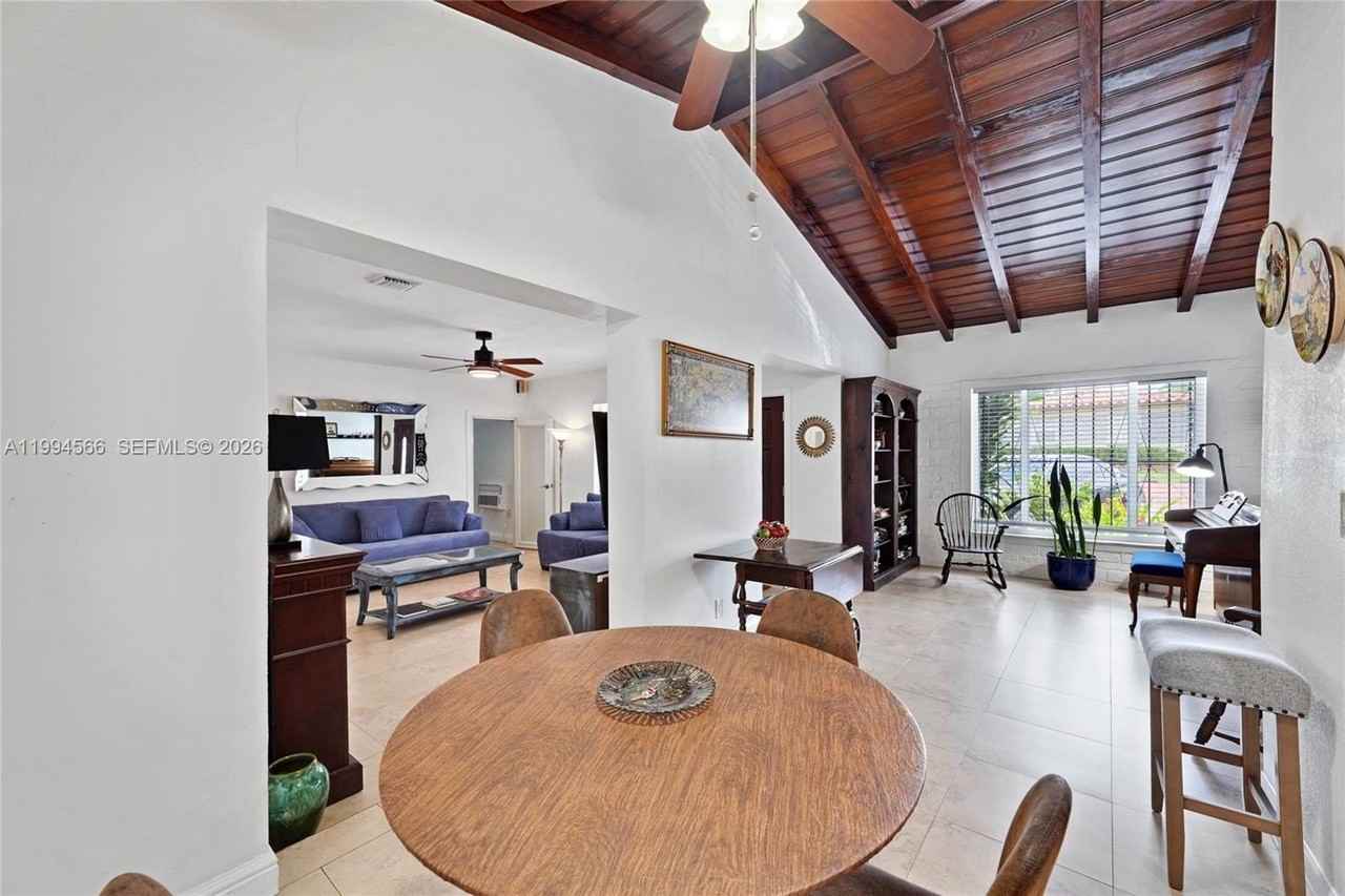 2834 Sw 33rd Ave - Photo 3 of 39