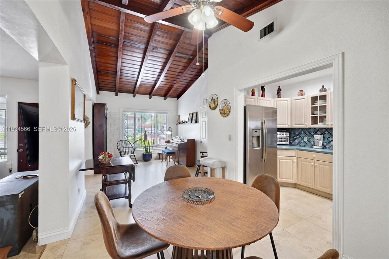 2834 Sw 33rd Ave - Photo 4 of 39