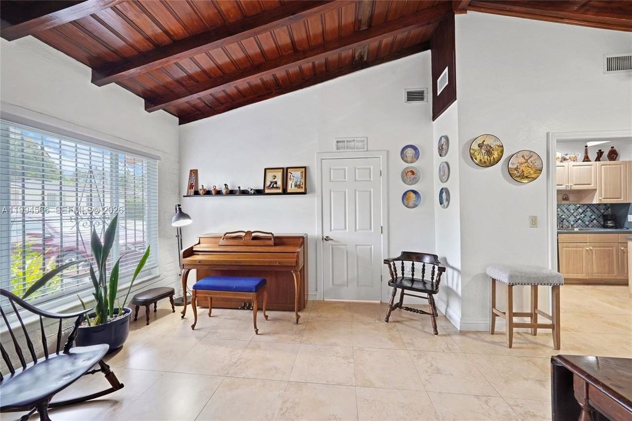 2834 Sw 33rd Ave - Photo 5 of 39