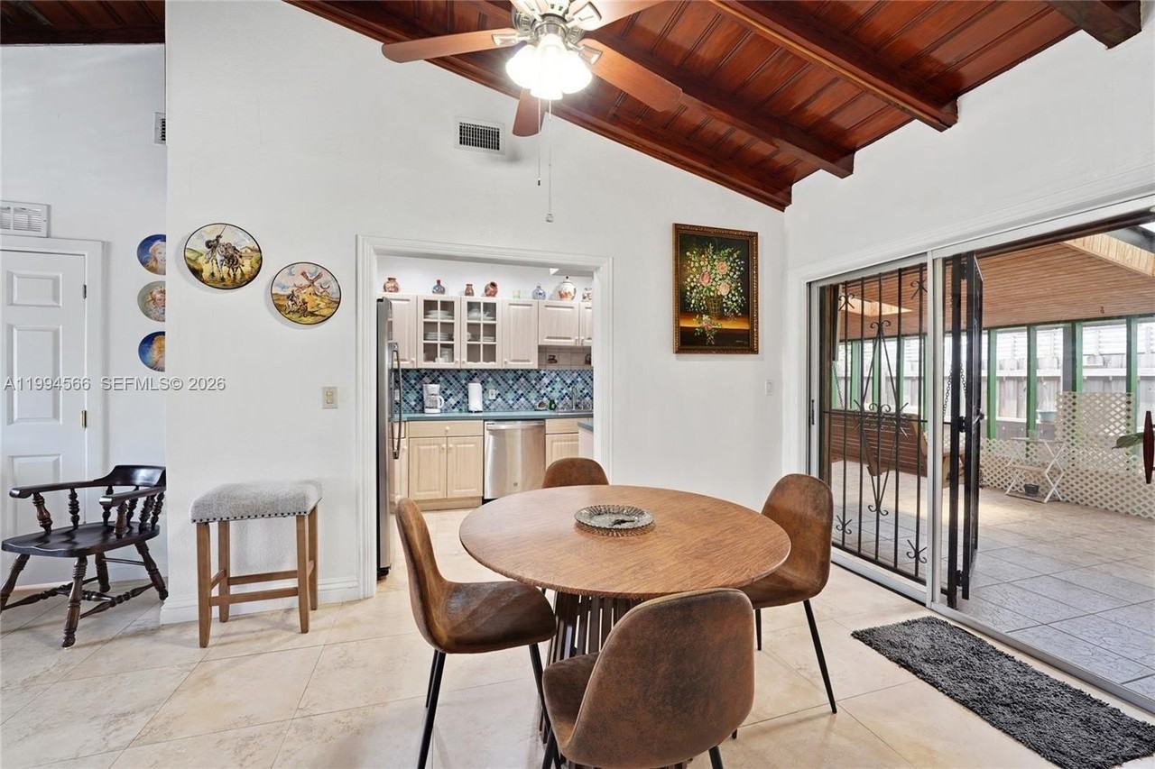 2834 Sw 33rd Ave - Photo 7 of 39