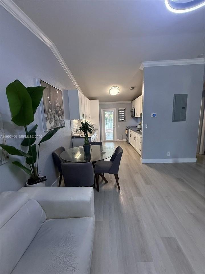 328 Nw 47th St - Photo 3 of 19