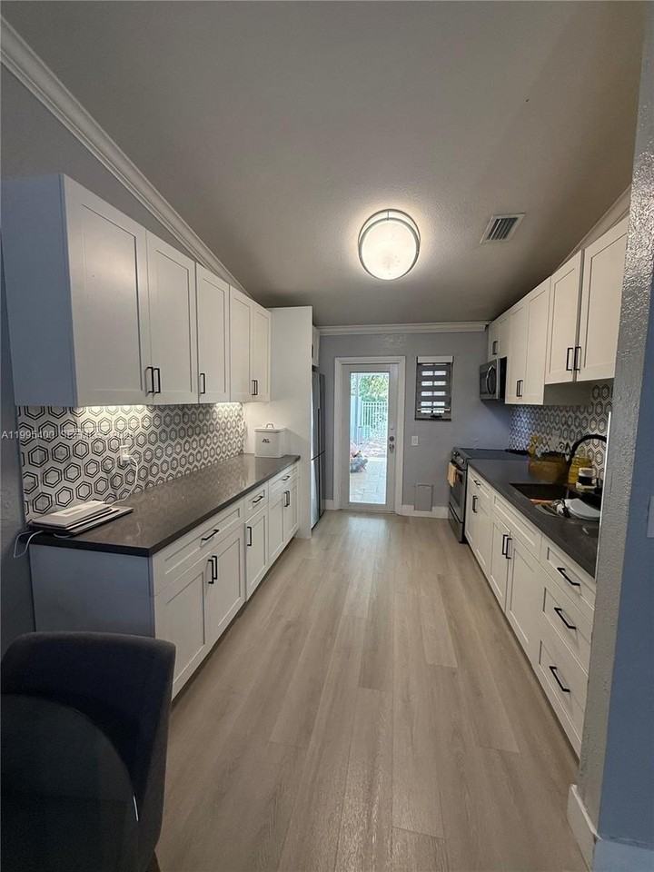 328 Nw 47th St - Photo 4 of 19