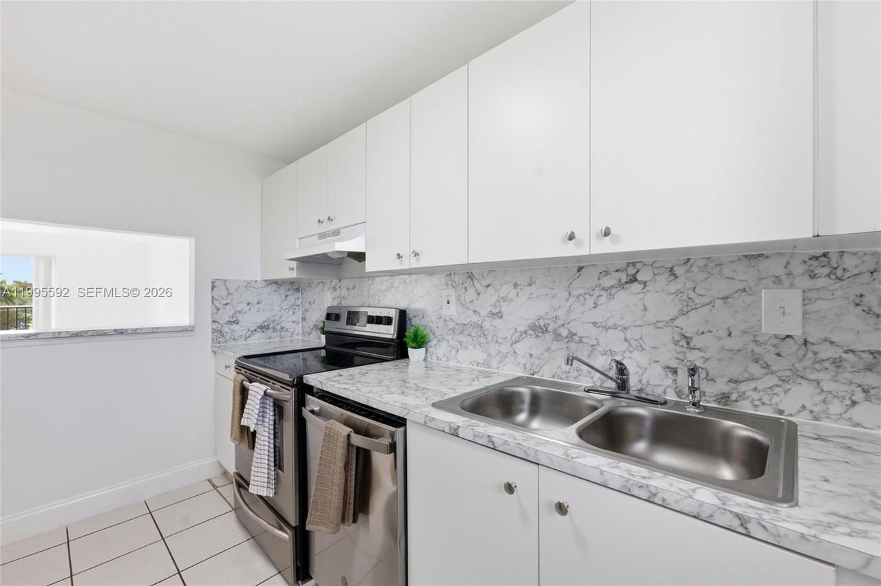 2520 N Andrews Ave #401 - Photo 3 of 33