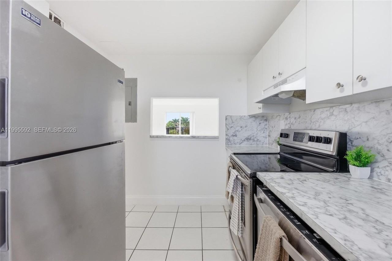 2520 N Andrews Ave #401 - Photo 4 of 33