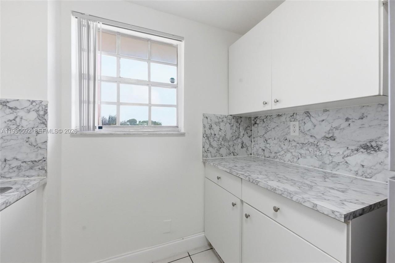 2520 N Andrews Ave #401 - Photo 5 of 33