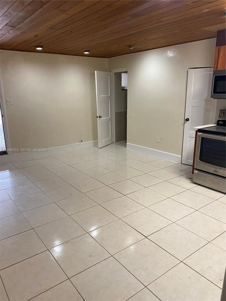 1051 Sw 3rd St #3 - Photo 3 of 8