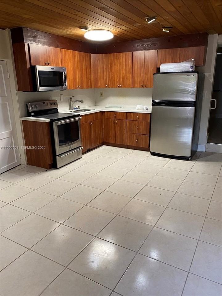 1051 Sw 3rd St #3 - Photo 4 of 8