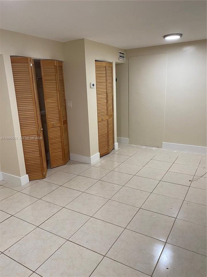 1051 Sw 3rd St #3 - Photo 6 of 8