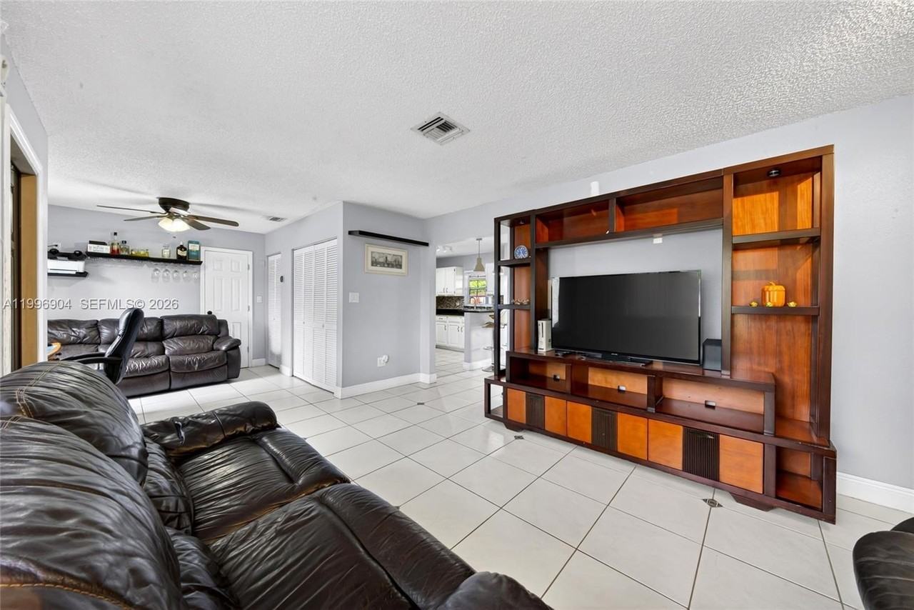 10741 Sw 153rd St - Photo 6 of 40