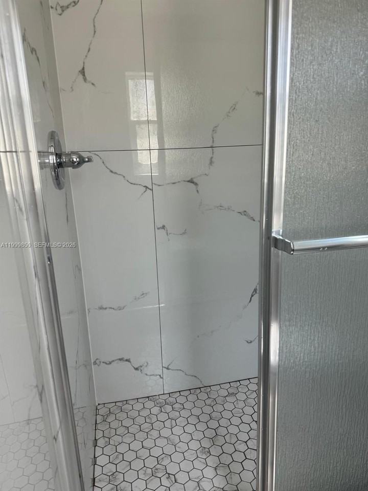 615 Ne 3rd St #1 - Photo 7 of 18