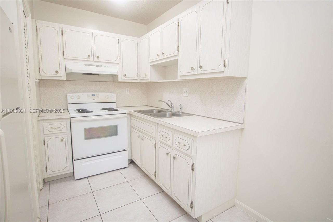 8900 Nw 38th Dr #4 - Photo 4 of 12