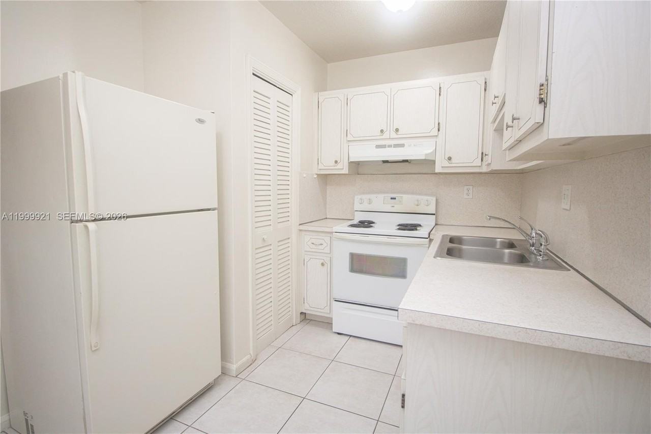 8900 Nw 38th Dr #4 - Photo 5 of 12