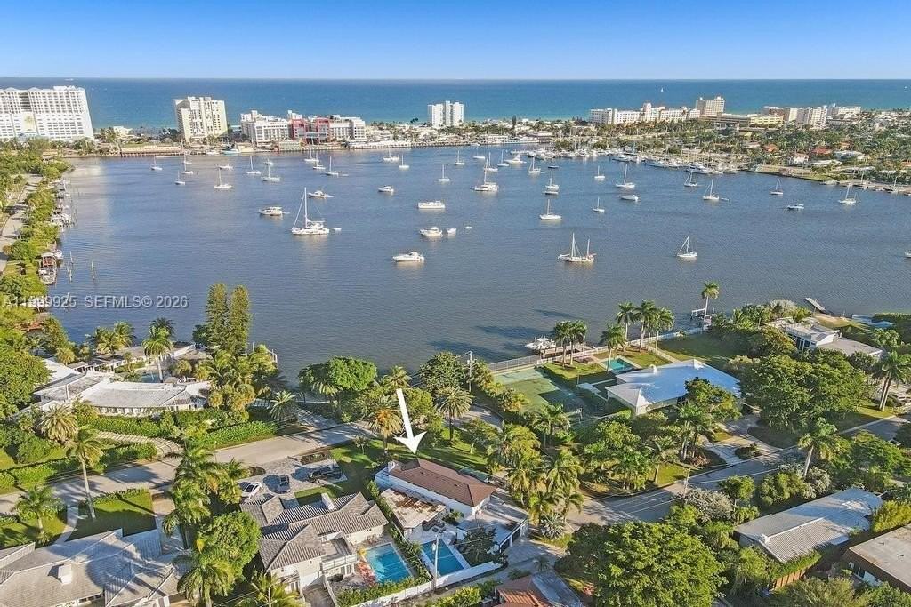 911 N Northlake Dr - Photo 2 of 50