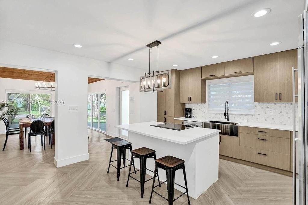 911 N Northlake Dr - Photo 3 of 50