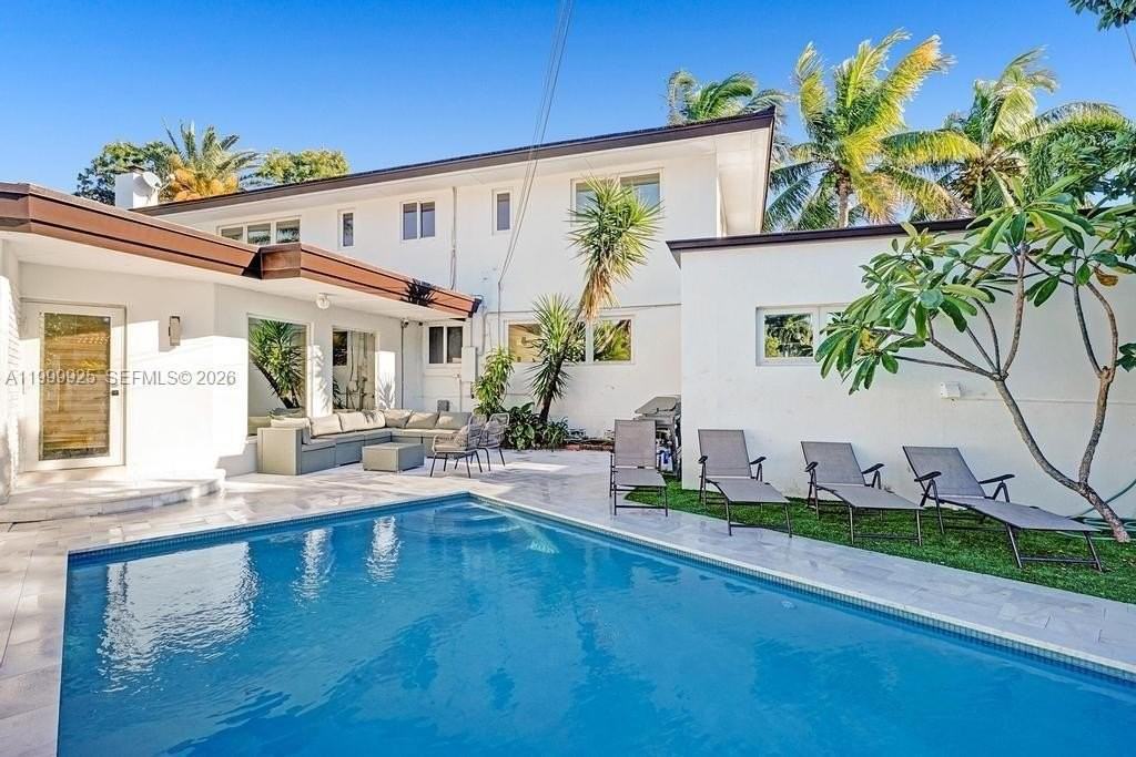 911 N Northlake Dr - Photo 4 of 50