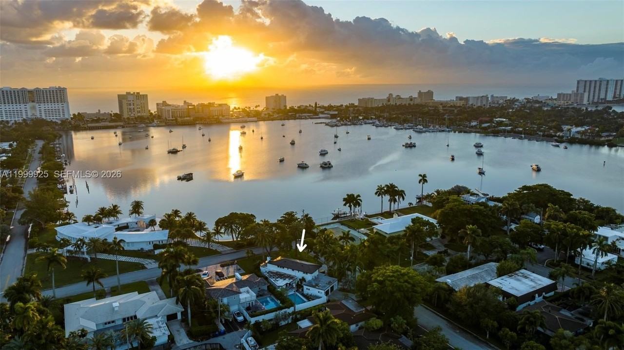 911 N Northlake Dr - Photo 5 of 50