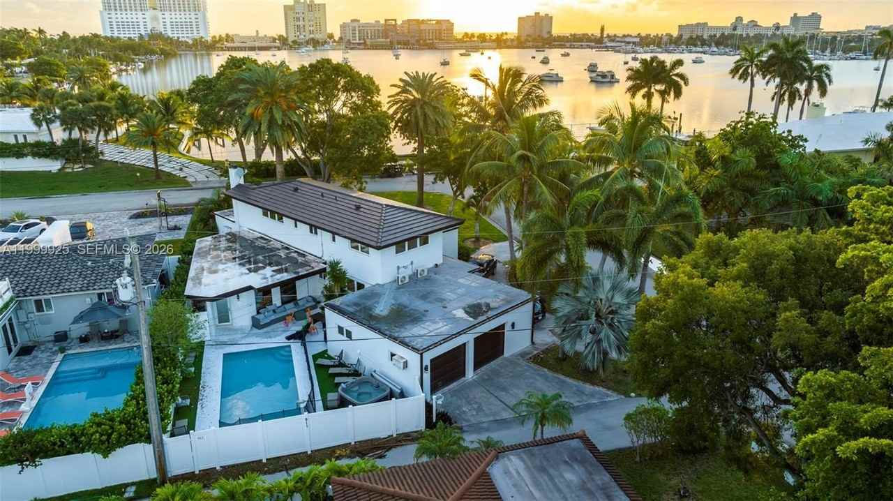 911 N Northlake Dr - Photo 6 of 50