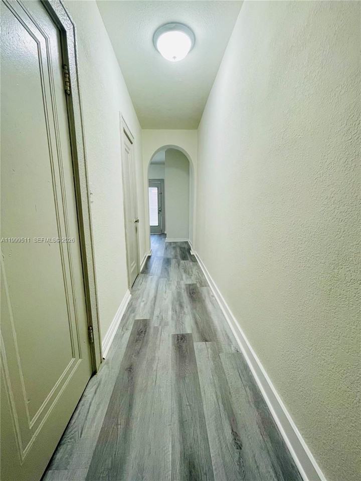 442 Sw 10th Ave - Photo 7 of 8