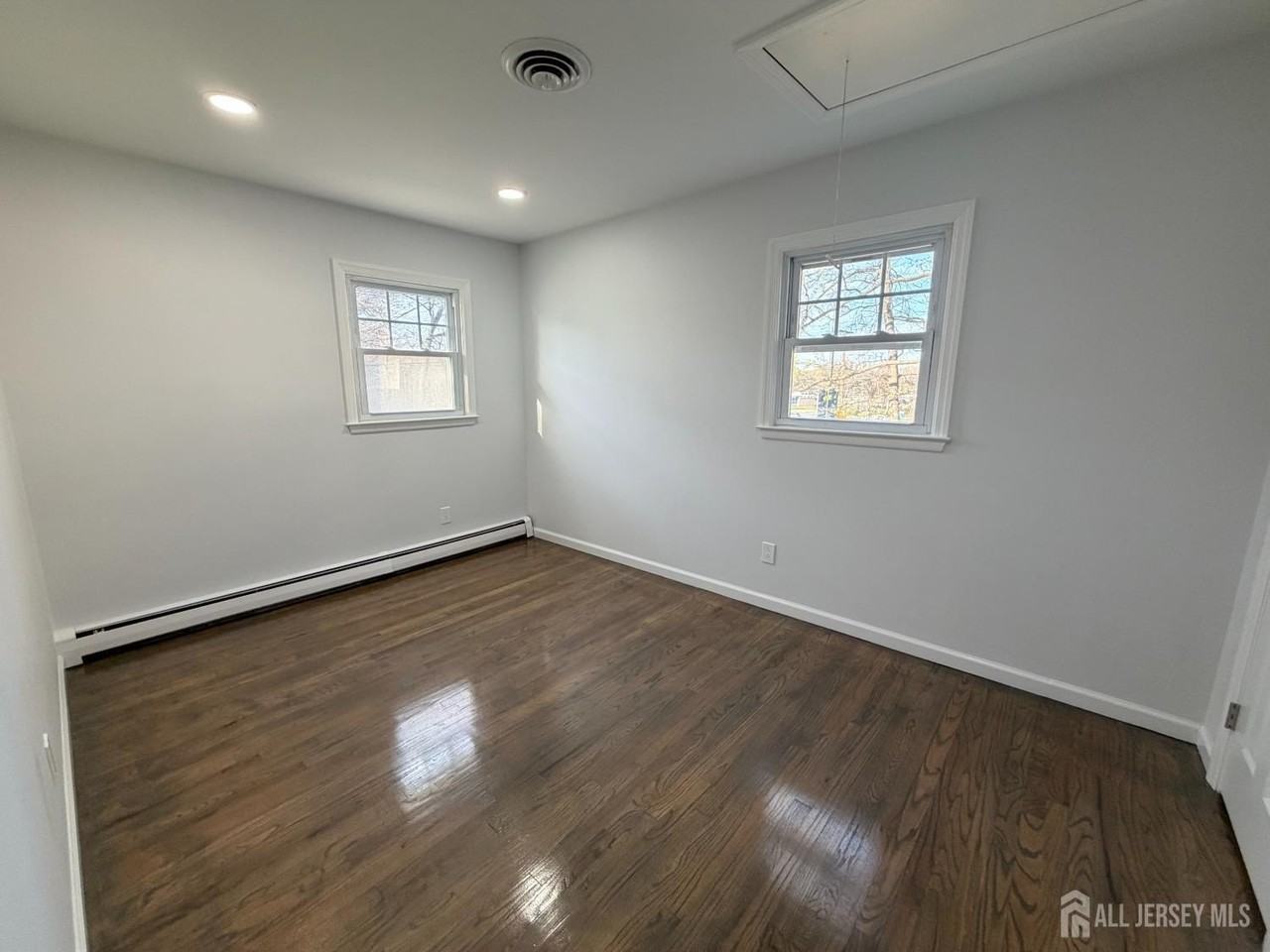 2460 Woodbridge Ave - Photo 4 of 30