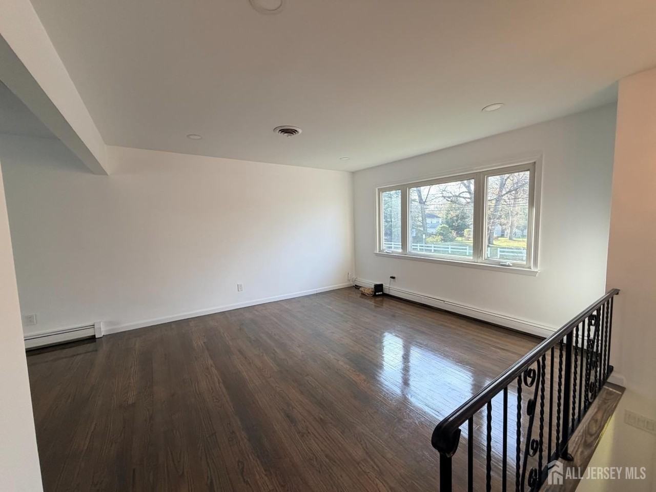 2460 Woodbridge Ave - Photo 5 of 30