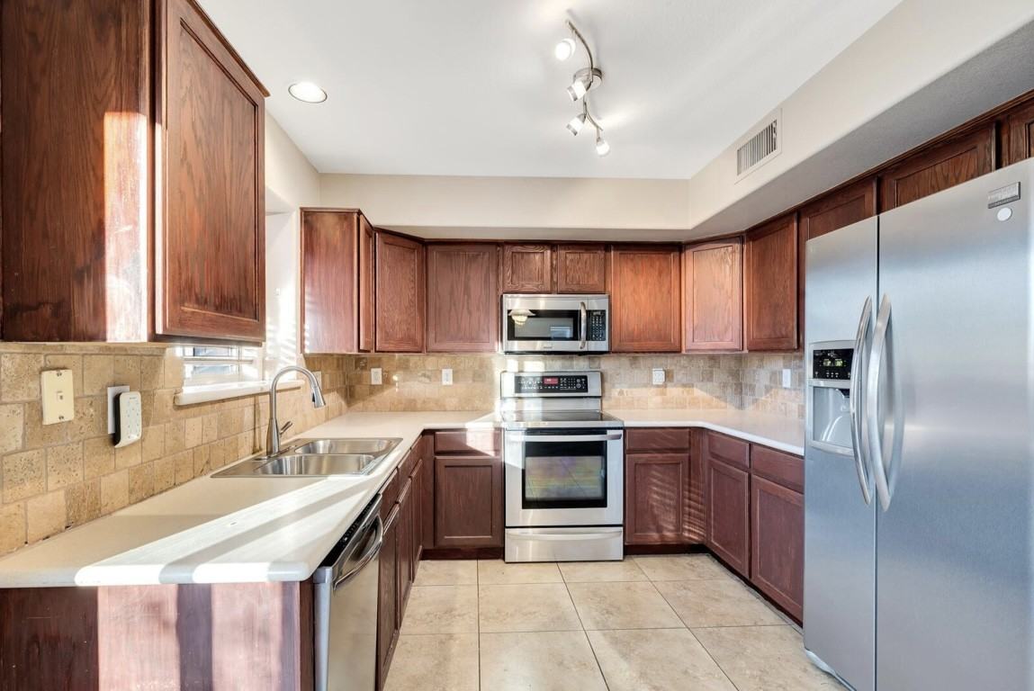 3913 E Monona Dr #1 - Photo 3 of 8