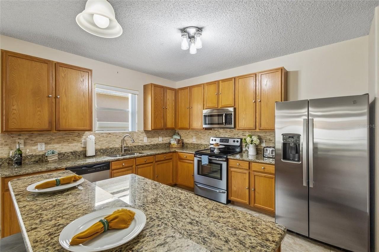 422 Graystone Blvd - Photo 4 of 35