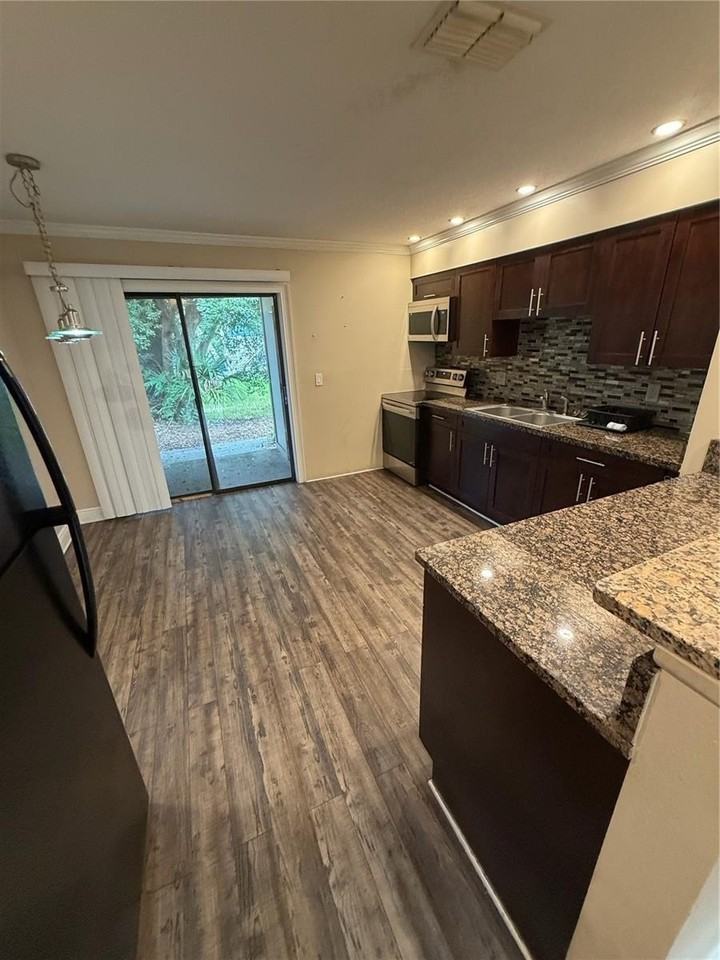 447 6th Ave Ne #B - Photo 3 of 12