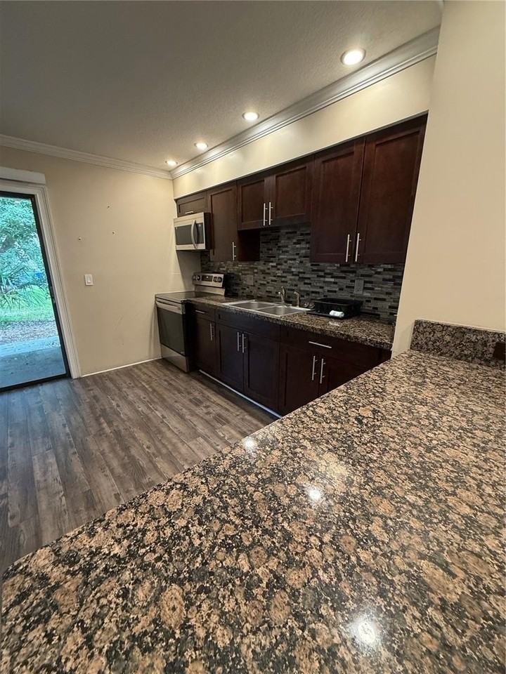 447 6th Ave Ne #B - Photo 6 of 12