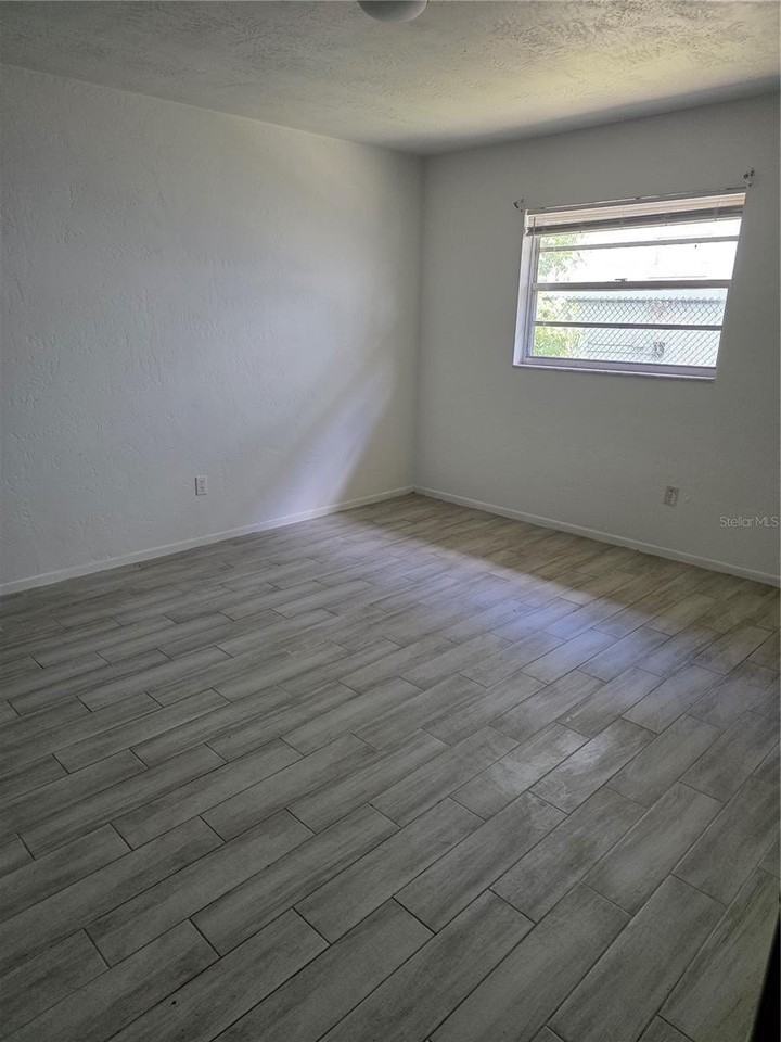 830 N Clake St #1 - Photo 3 of 7