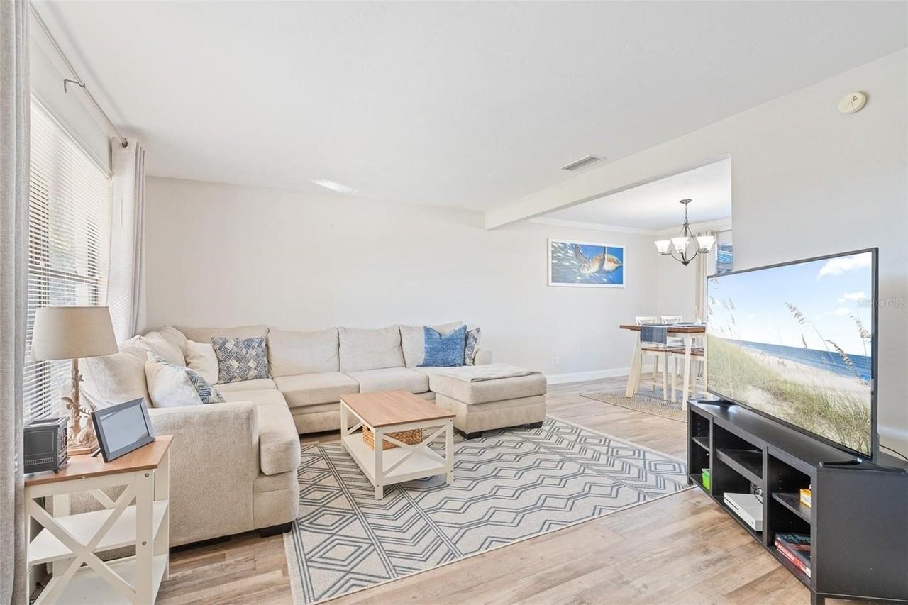 1197 Southfork Ct - Photo 4 of 48