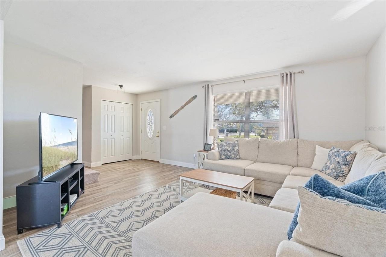 1197 Southfork Ct - Photo 5 of 48