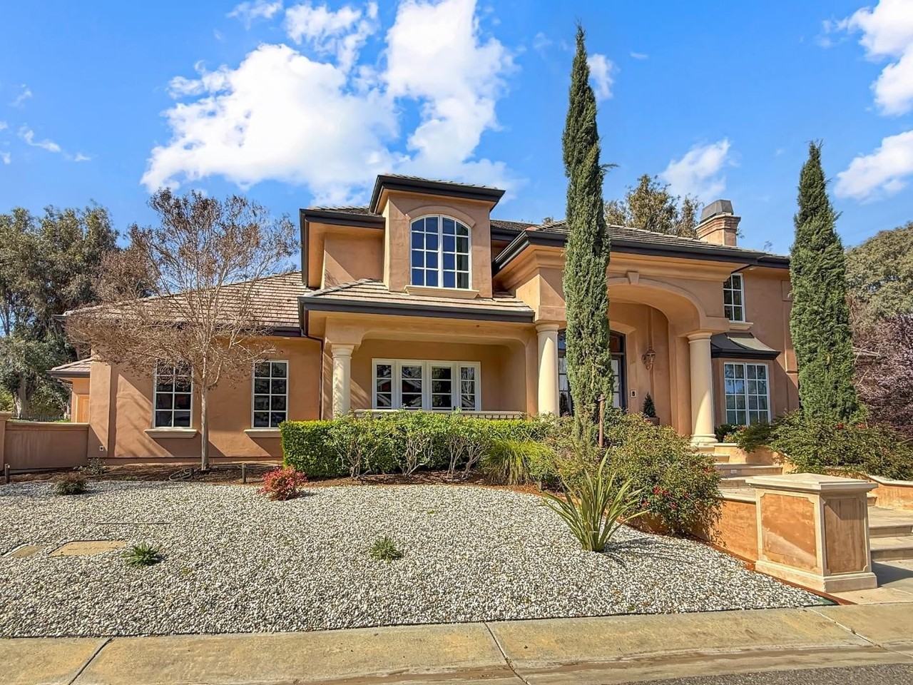 1526 Hillview Dr - Photo 2 of 50