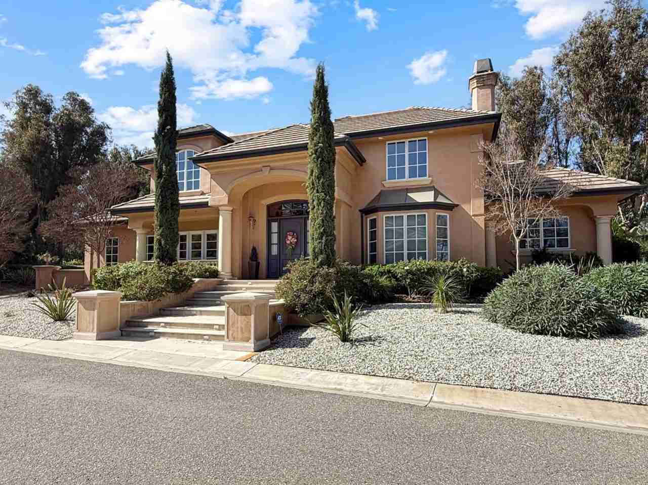 1526 Hillview Dr - Photo 3 of 50