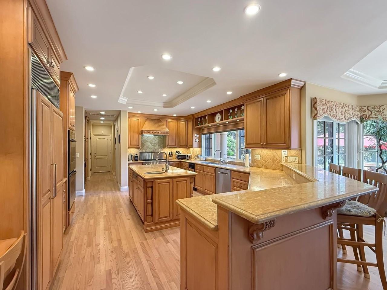 1526 Hillview Dr - Photo 6 of 50