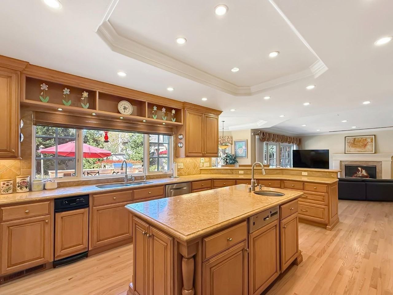 1526 Hillview Dr - Photo 7 of 50