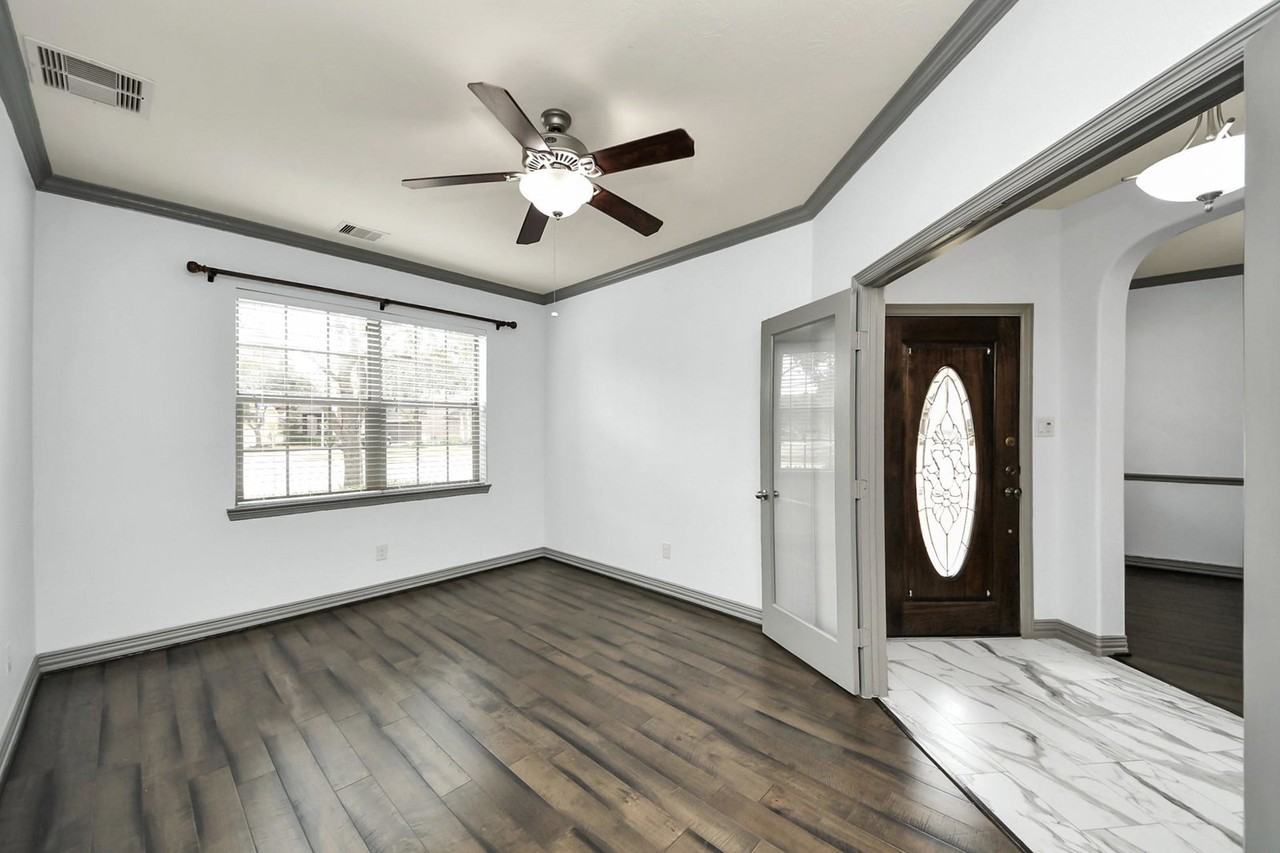 Lodge Vine Ct - Photo 2 of 8