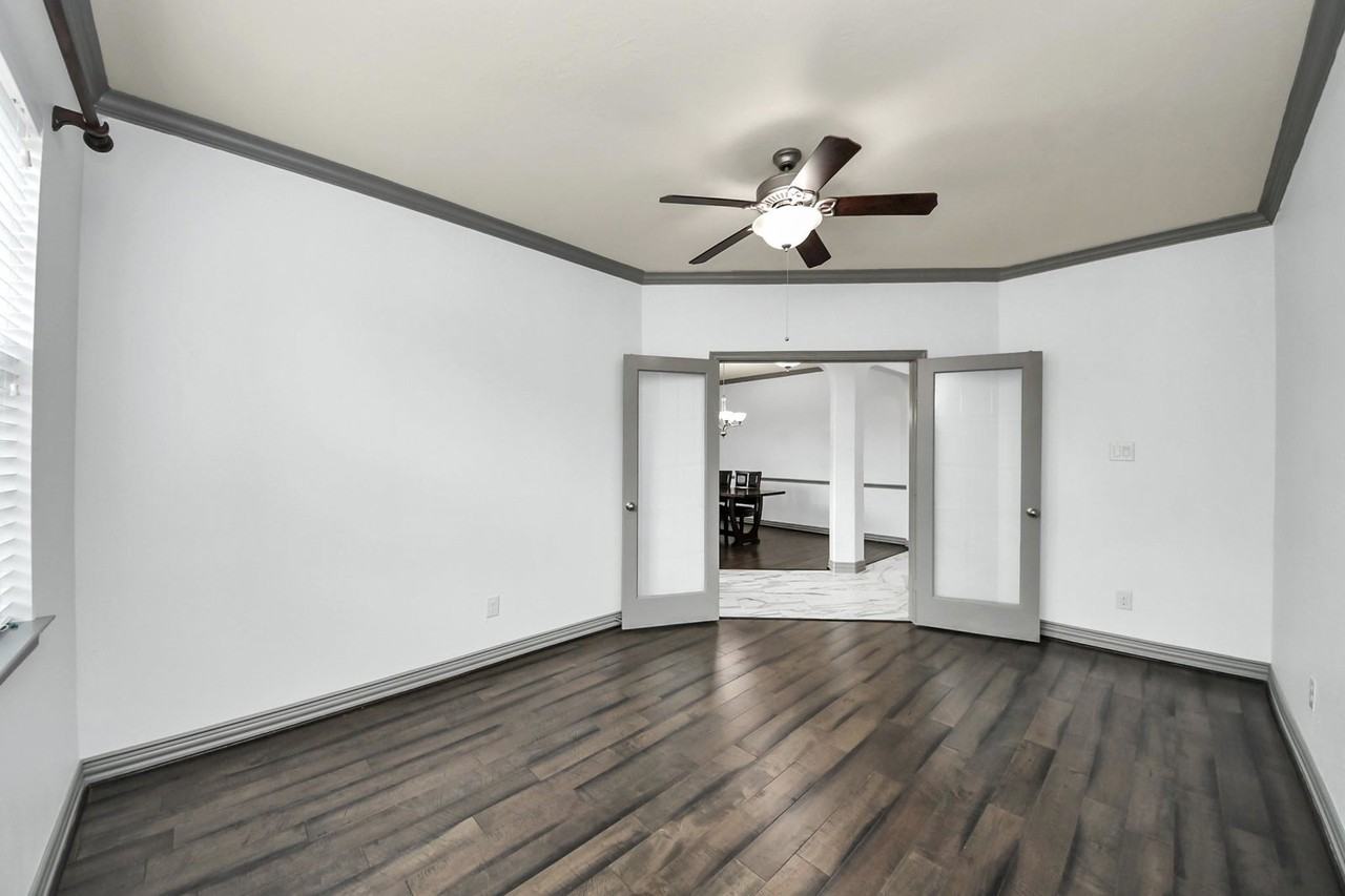 Lodge Vine Ct - Photo 3 of 8