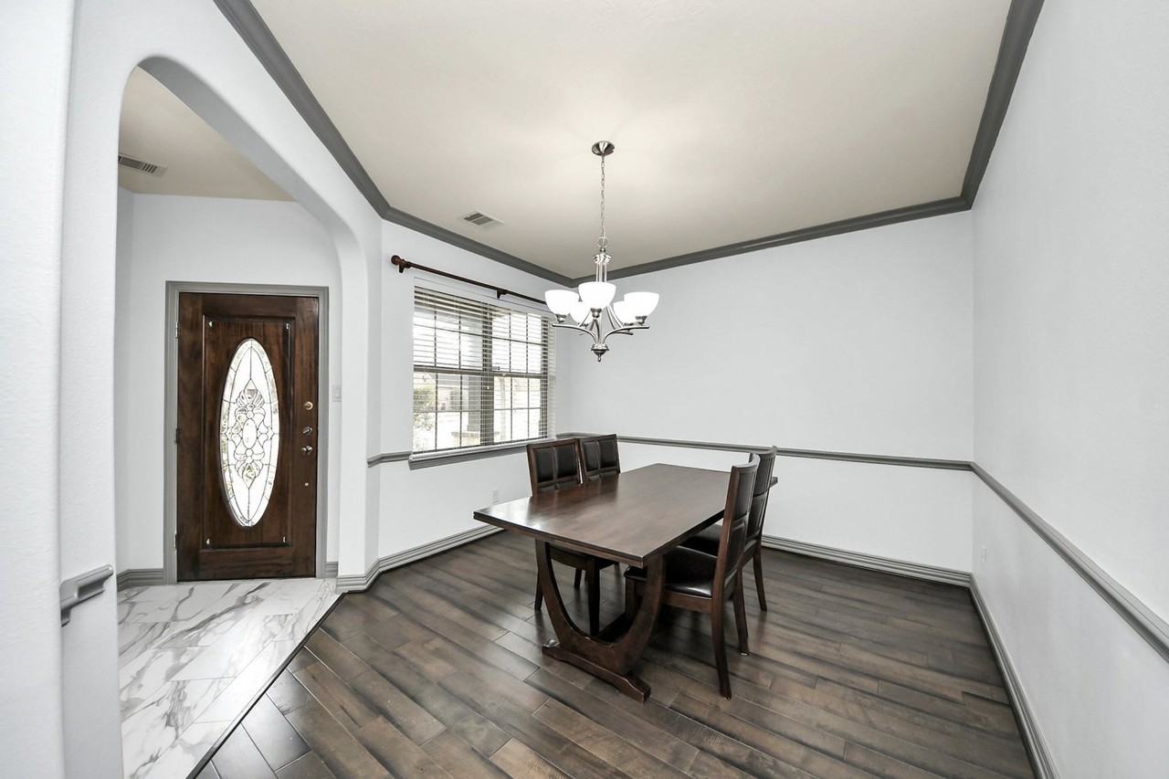 Lodge Vine Ct - Photo 4 of 8