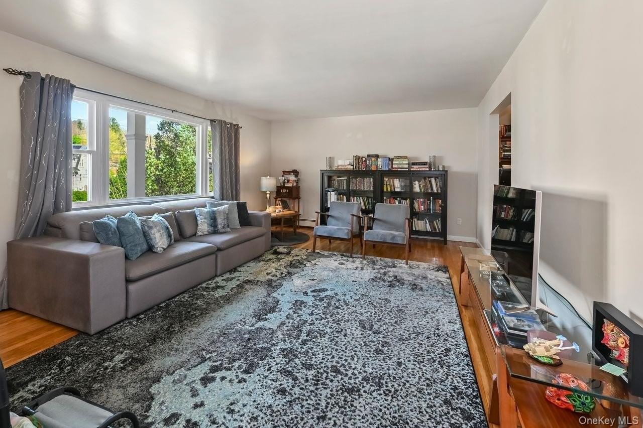 568 Manville Rd Uppr R - Photo 2 of 25