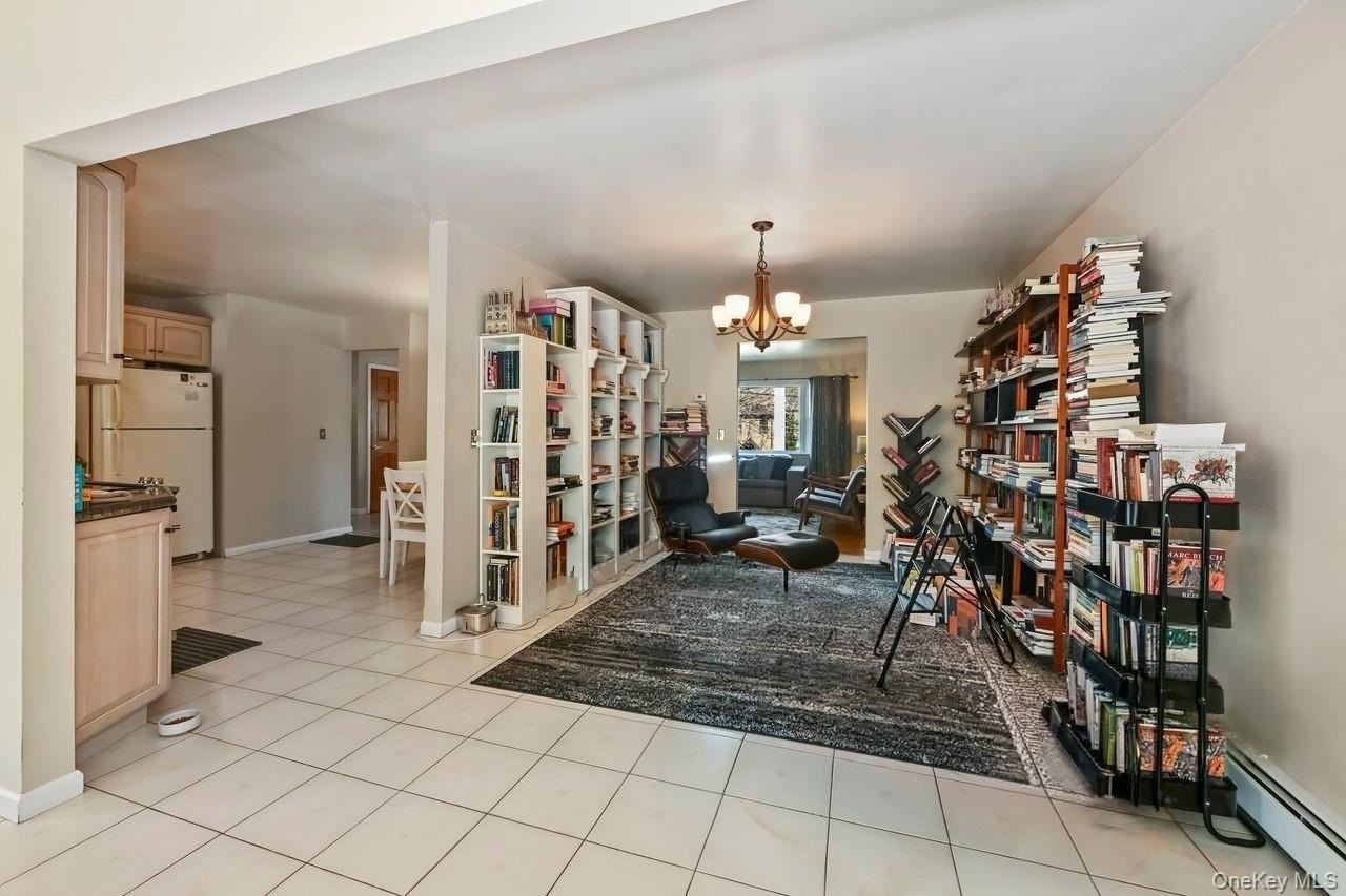 568 Manville Rd Uppr R - Photo 4 of 25