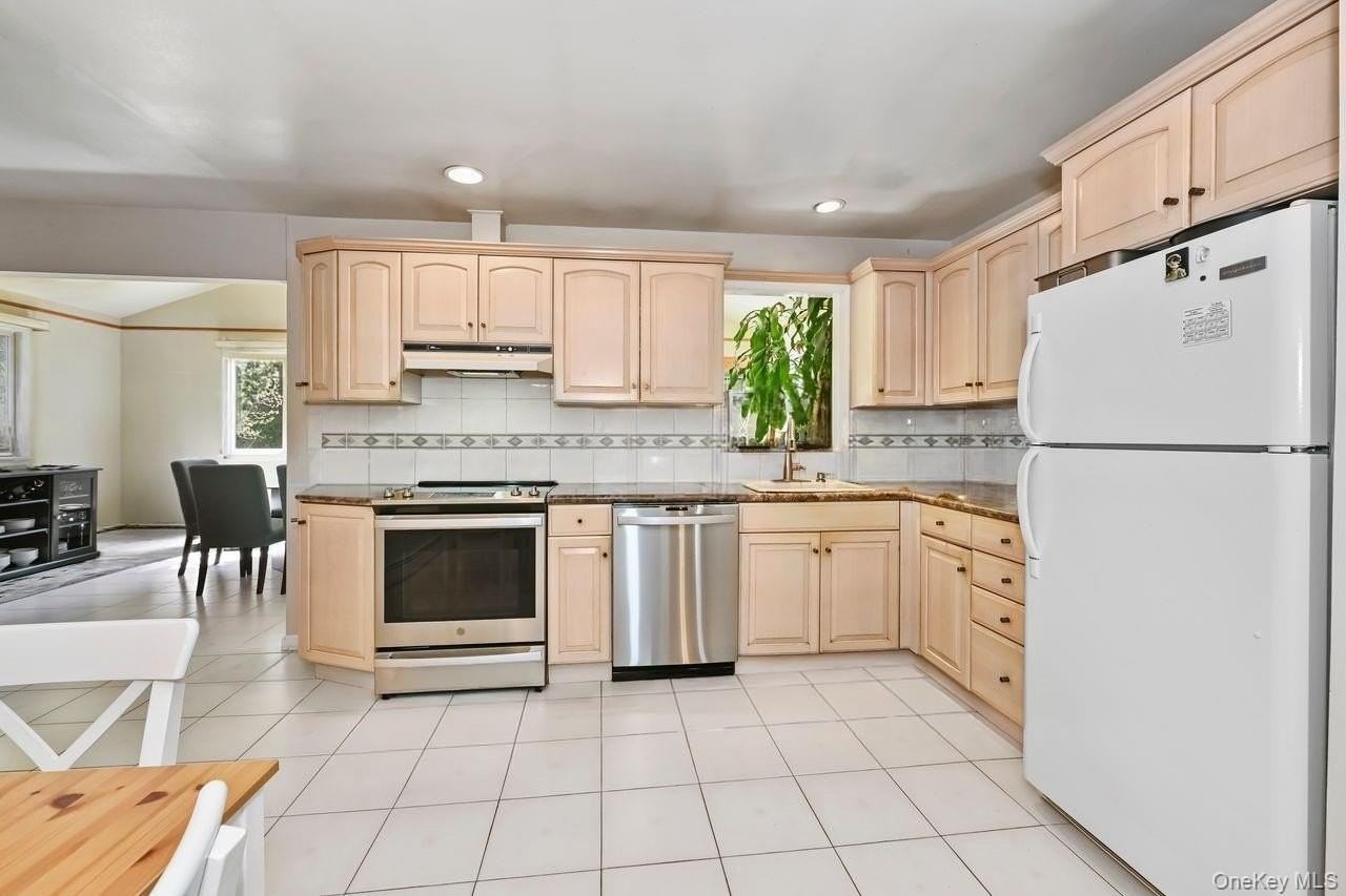 568 Manville Rd Uppr R - Photo 5 of 25