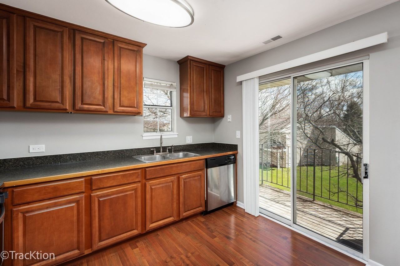 549 E Shag Bark Ln Apt E - Photo 3 of 13