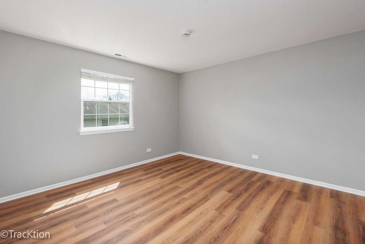 549 E Shag Bark Ln Apt E - Photo 6 of 13