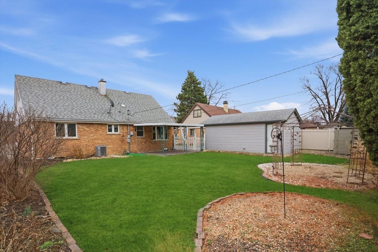 8912 Windsor Ln - Photo 2 of 37