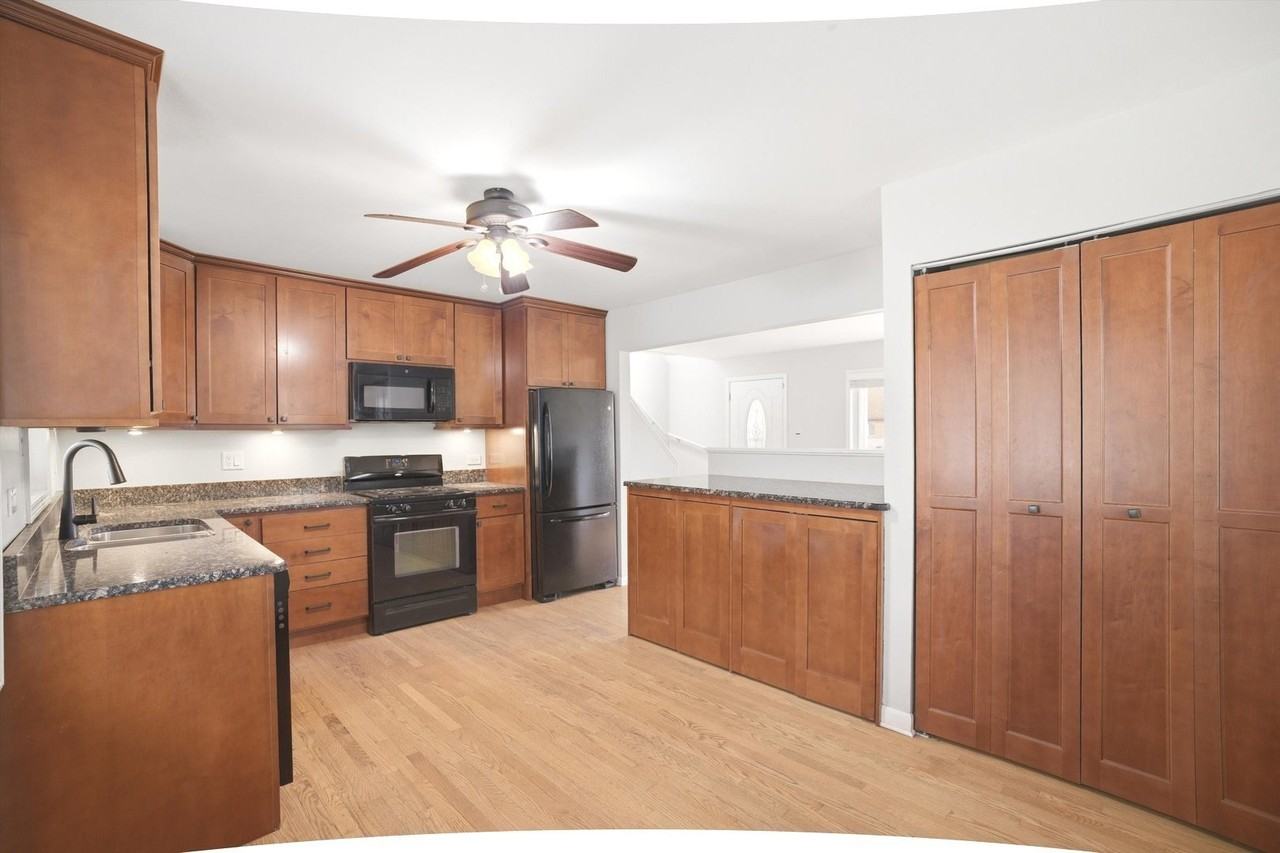 8912 Windsor Ln - Photo 3 of 37